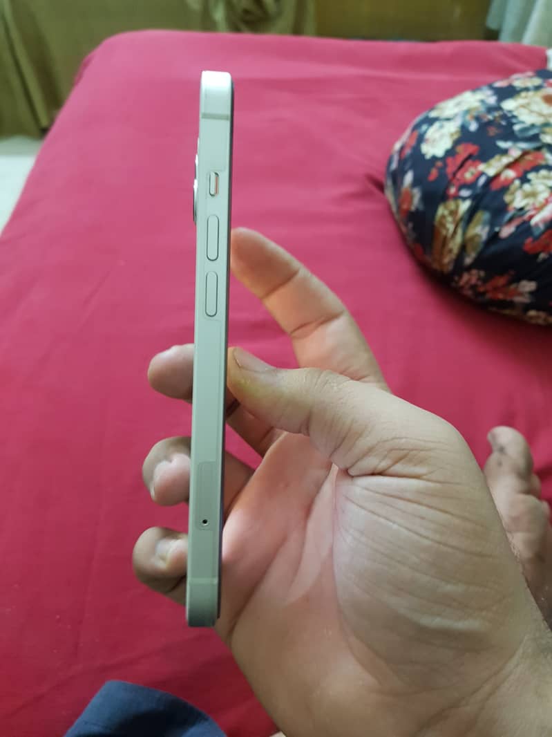 Apple iPhone 13 4