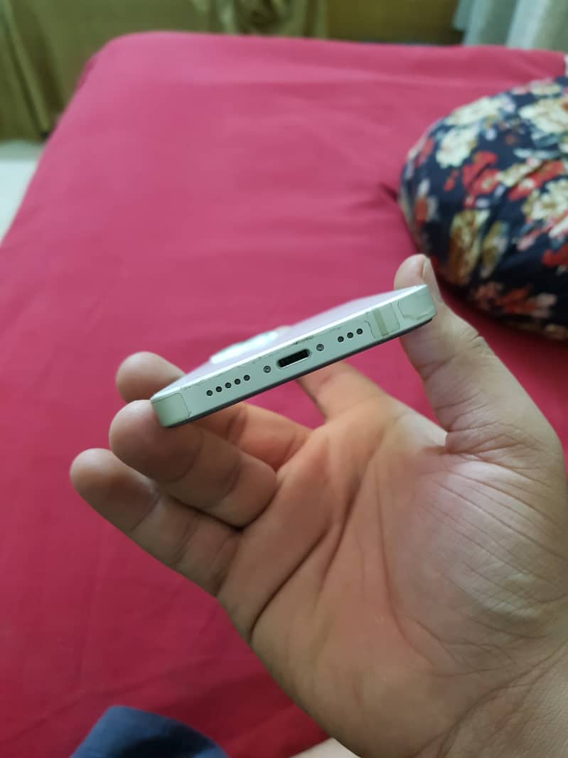 Apple iPhone 13 7