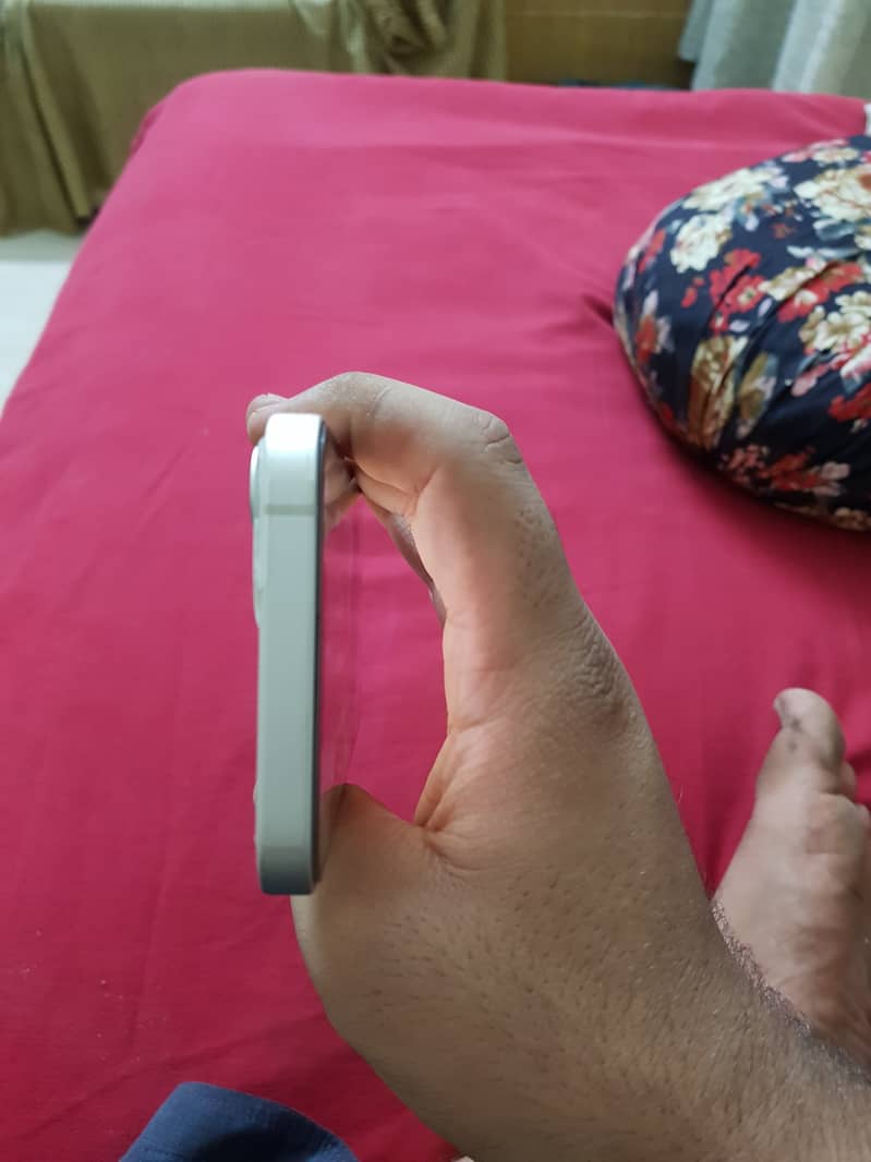 Apple iPhone 13 8