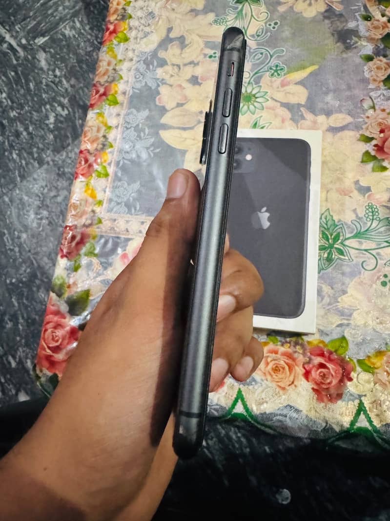 Apple iPhone 11 4