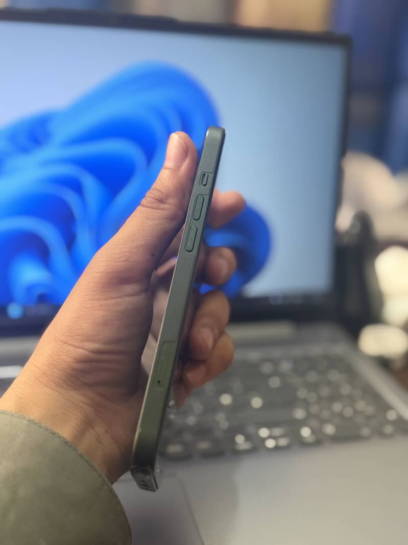Apple iPhone 13 4
