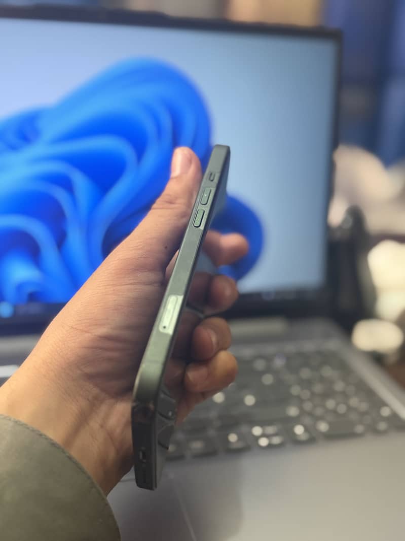 Apple iPhone 13 5