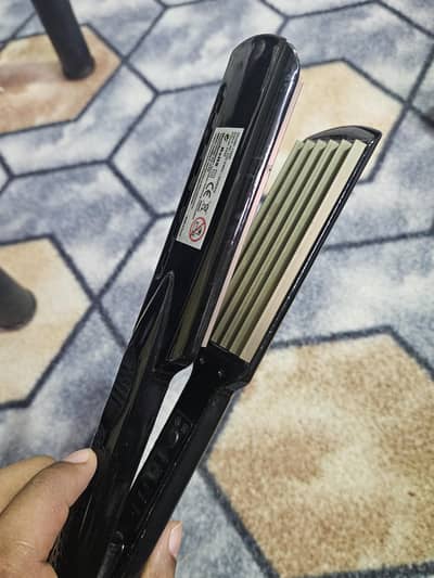 straightener For sell all ok 2 month use Dubai sy buy Kia tha