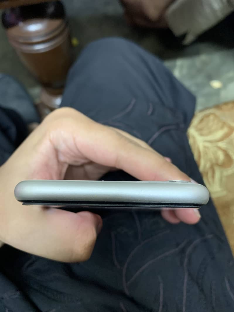 Apple iPhone 11 4