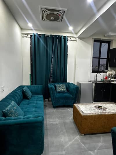 One bedroom VIP full furnish flat par day available in Bahria Town Lahore