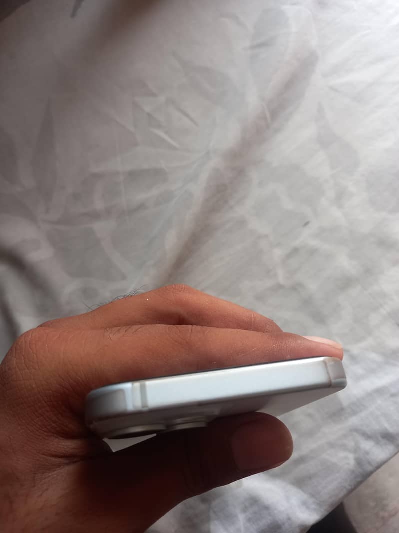 Apple iPhone 15 4