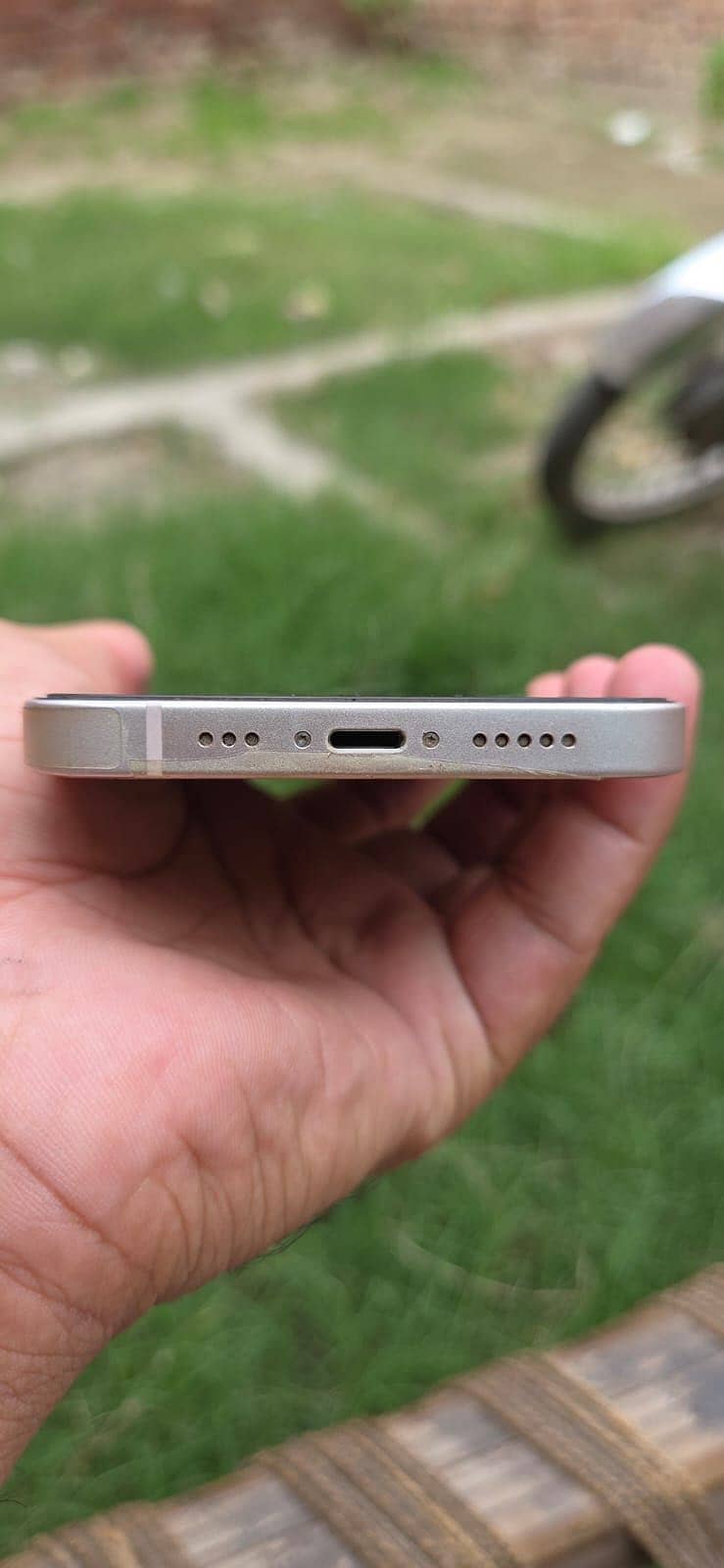 Apple iPhone 13 12