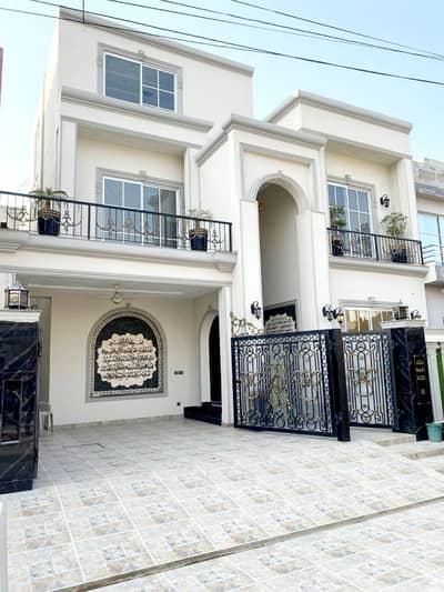 10 Marla Like New Used House Available For Rent In Bahria Town Lahore.
