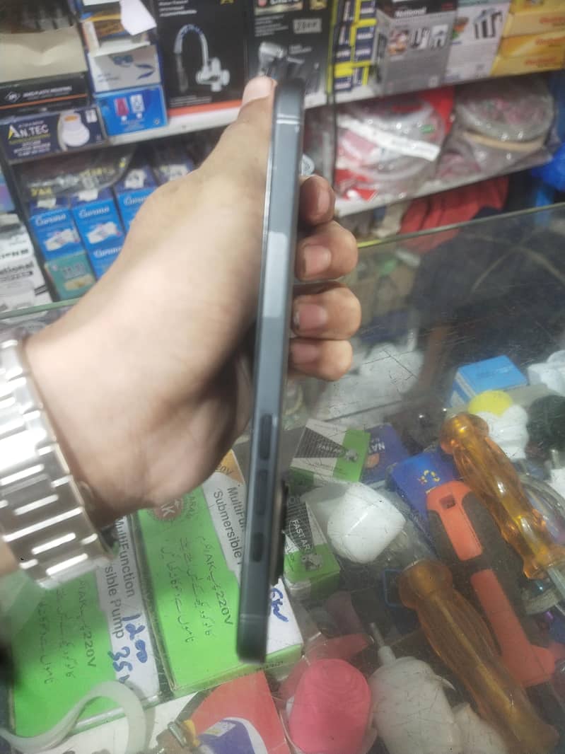 Apple iPhone 16 Plus 1