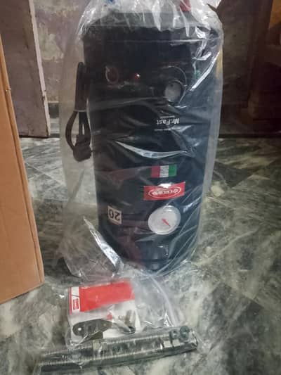 crown electric geyser 20liter  Excellent working condition fast water