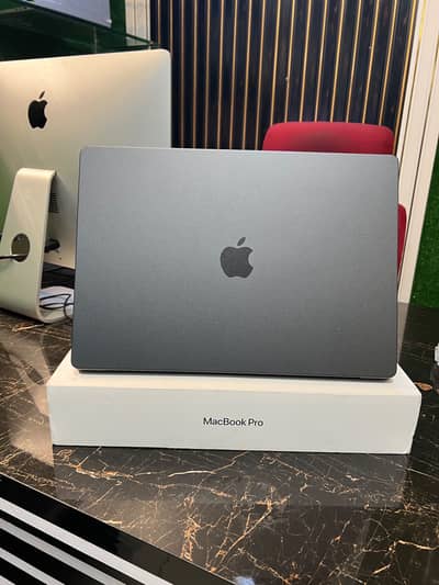 Macbook Pro 2026 M5Pro 24/1TB - Complete box New condition