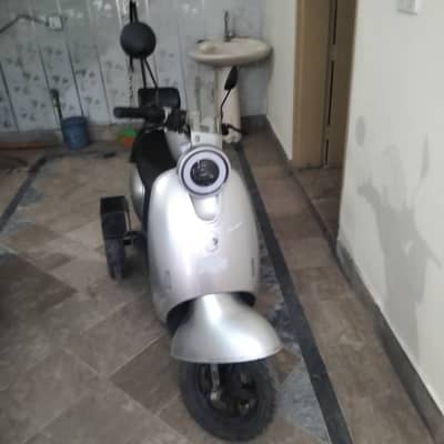 Road king electric bike with extra wheels