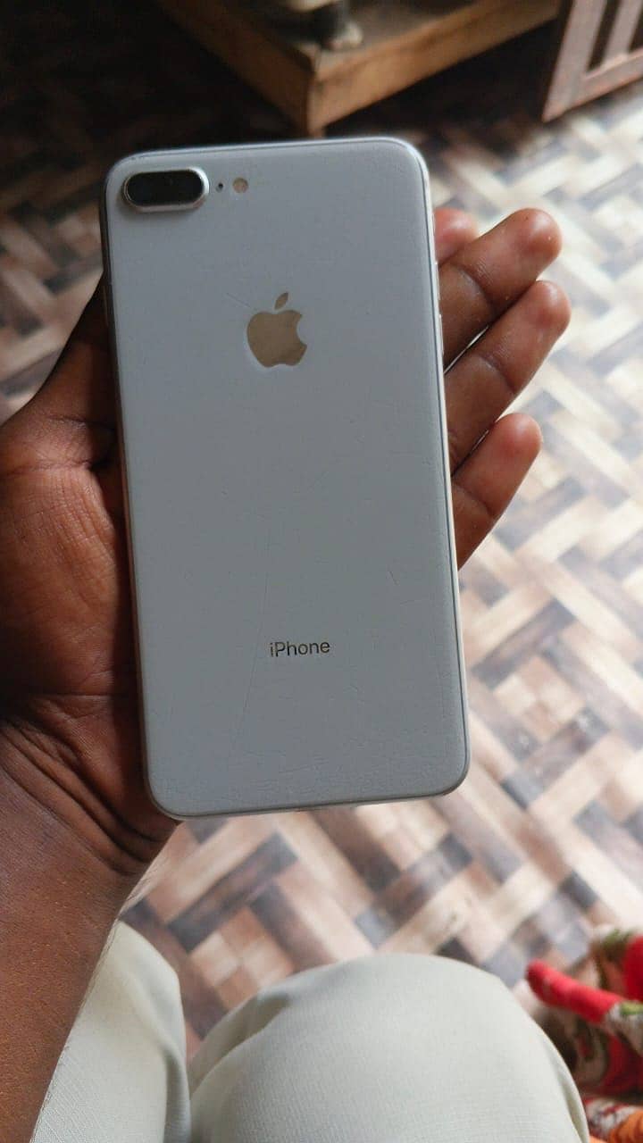 Apple iPhone 8 Plus 3