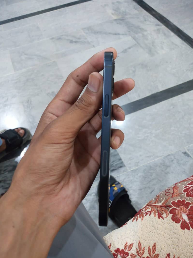 Apple iPhone 12 4