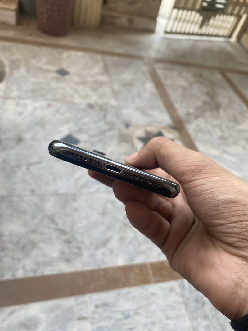 Apple iPhone X 4