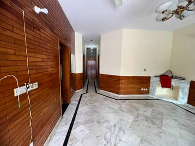 F-11/2 size 500sqy Separate Gate 3bed 3bath dring tvlounge kitchen