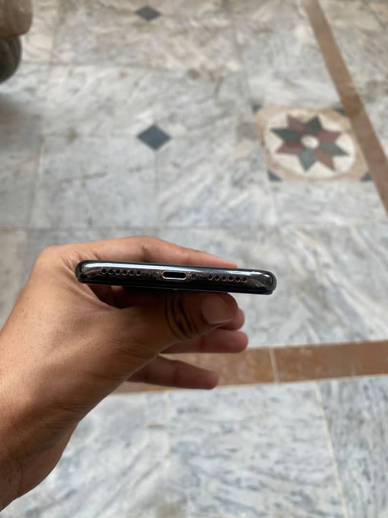 Apple iPhone X 4