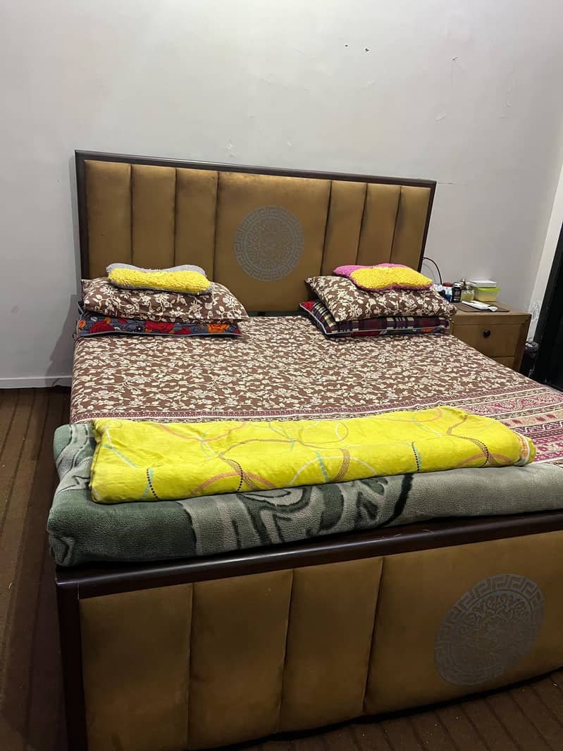 Complete bed set| King size bed 0