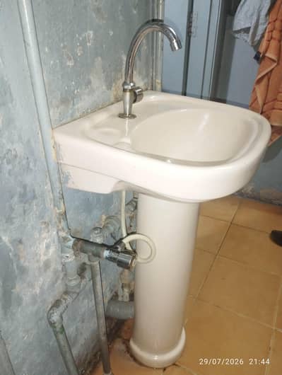 Ceramic Wash Basin – Good Condition
