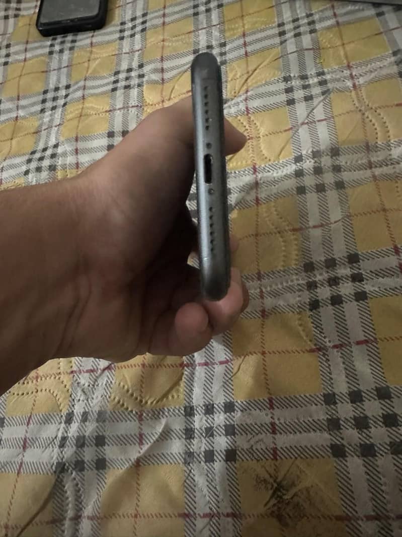 Apple iPhone 11 3