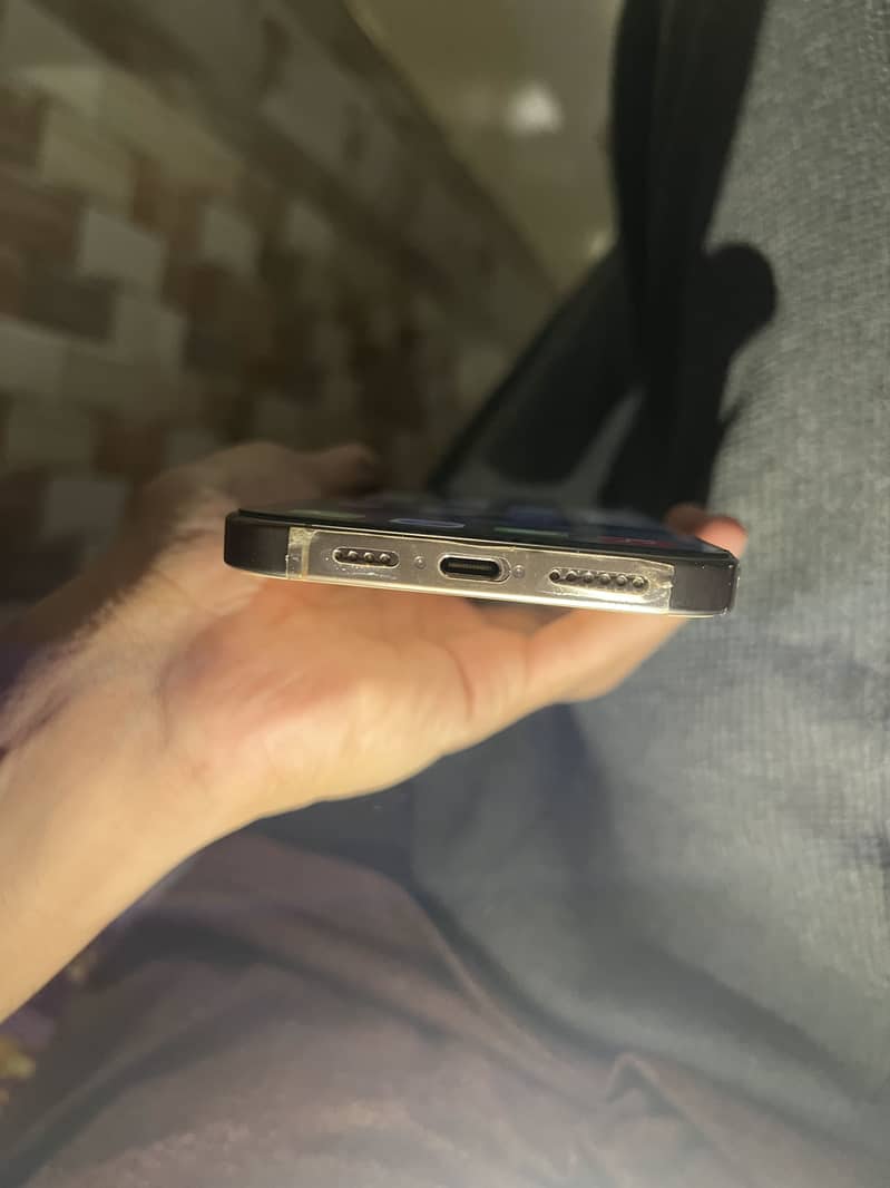 Apple iPhone 16 Pro Max 4