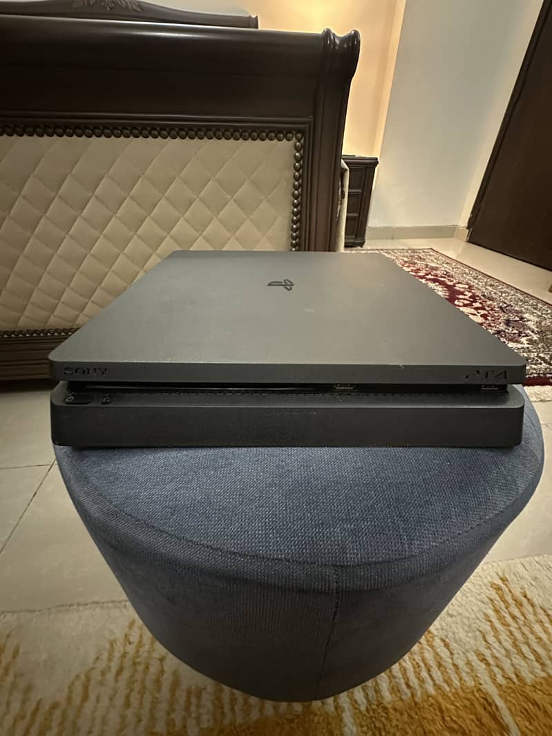 Sony PS 4 Sony with one controller 0
