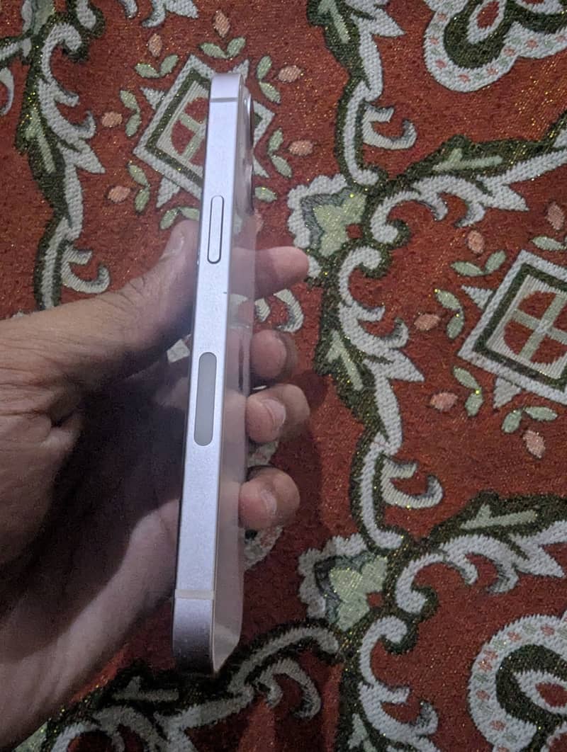 Apple iPhone 13 4