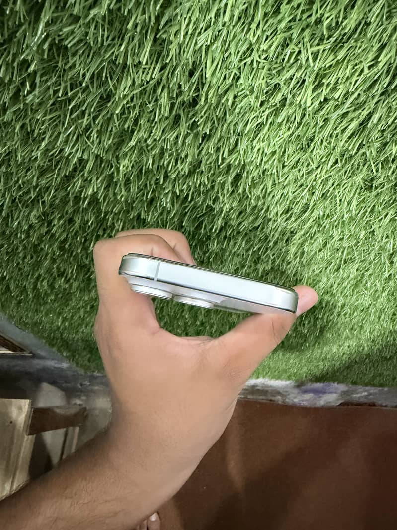 Apple iPhone 16 Pro 2