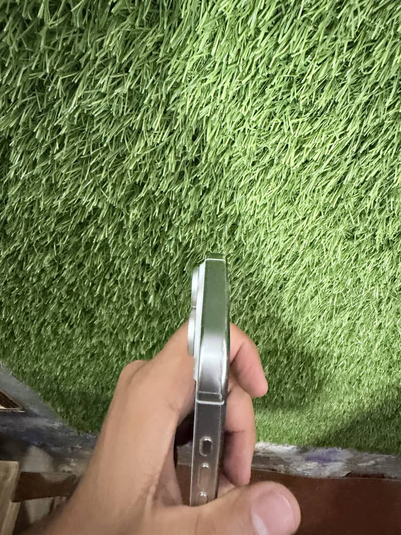 Apple iPhone 16 Pro 3