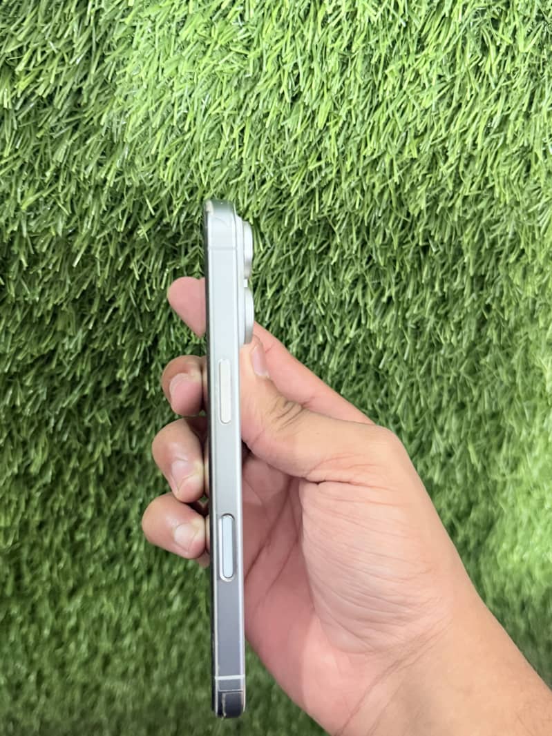 Apple iPhone 16 Pro 6