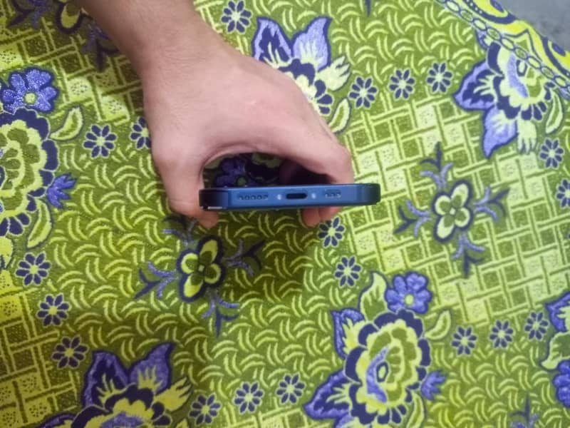 Apple iPhone 13 4