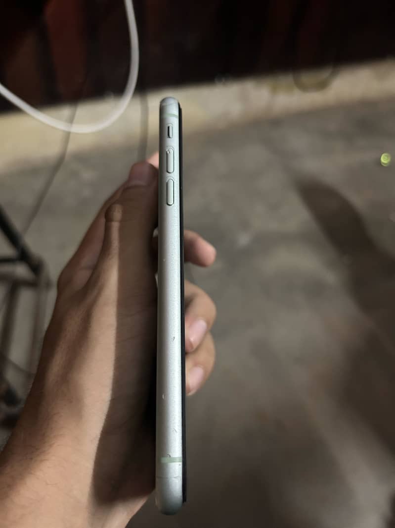 Apple iPhone 11 4