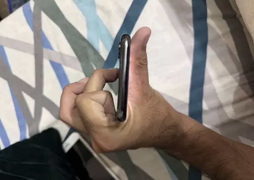 Apple iPhone X 4