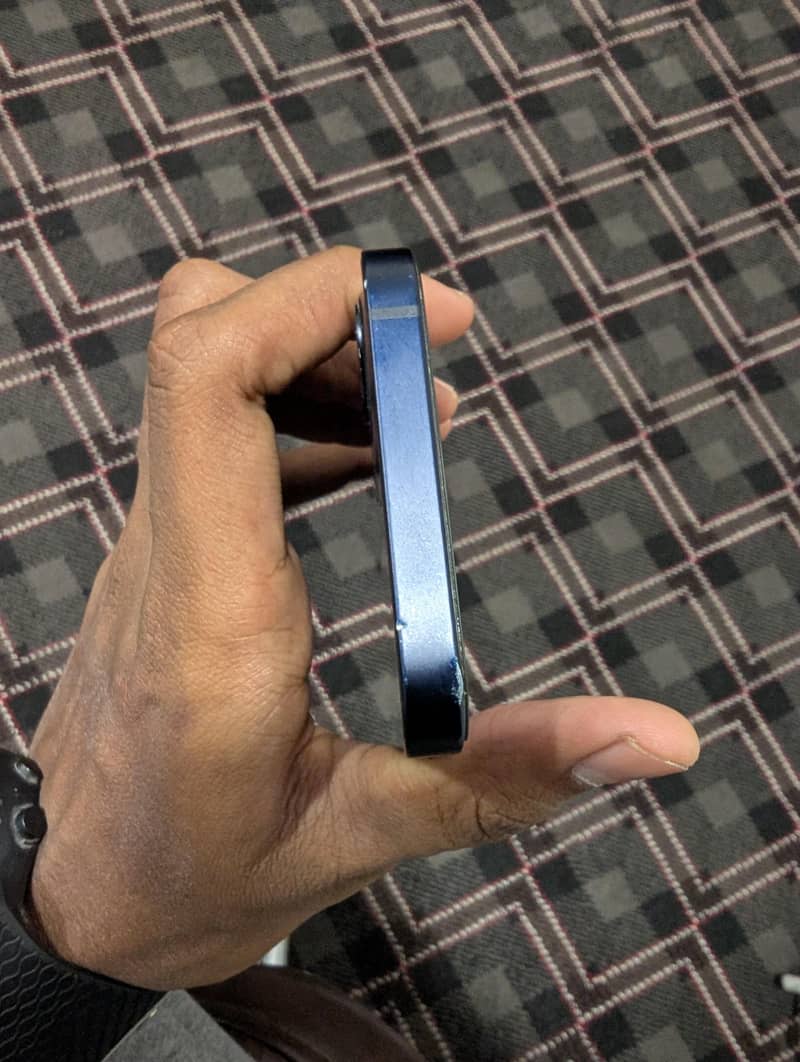 Apple iPhone 12 4