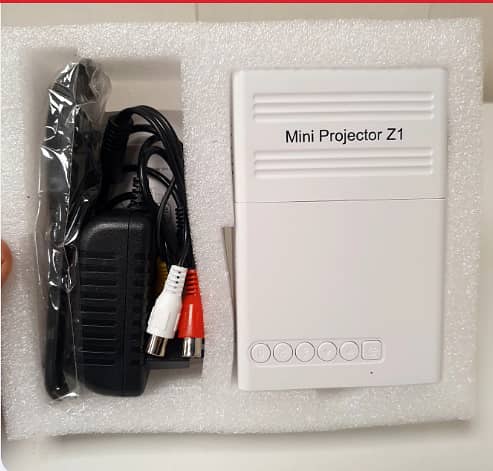 C R4151 Mini LED Projector (181300)