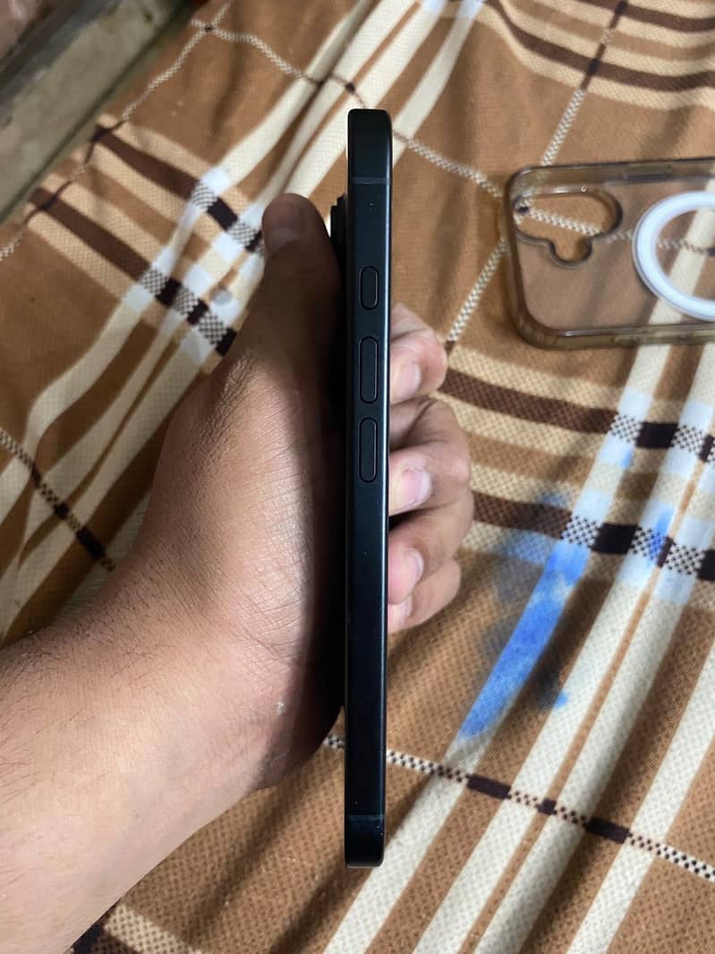 Apple iPhone 16 12