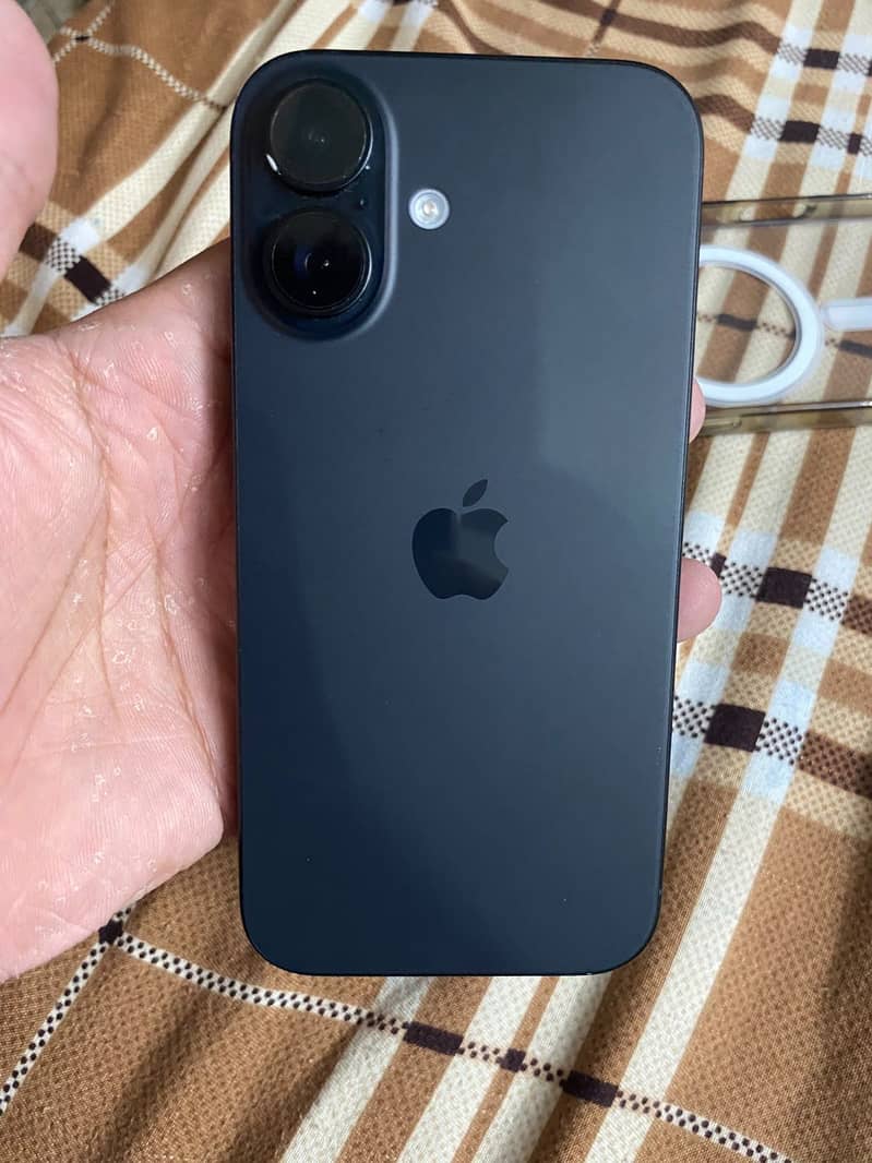 Apple iPhone 16 13