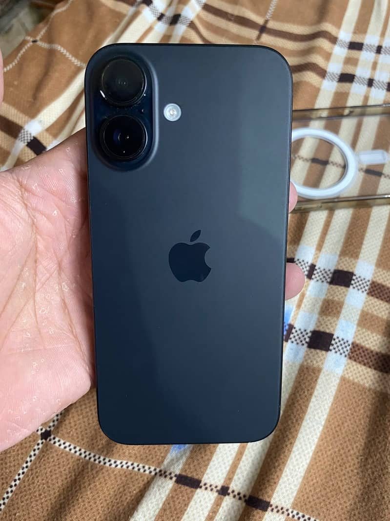 Apple iPhone 16 14