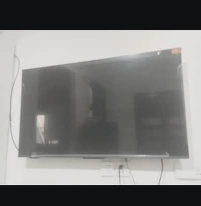 TCL ki lcd ha  chlti ok ha bs ak side say panel demage ha bakii ok