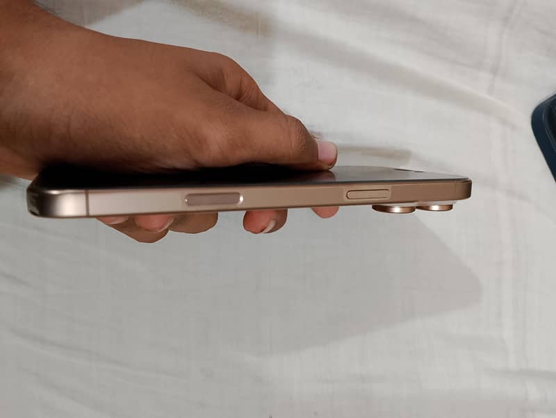 Apple iPhone 16 Pro Max 2