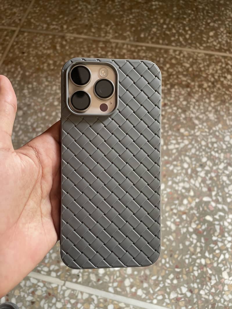 Apple iPhone 16 Pro Max 2