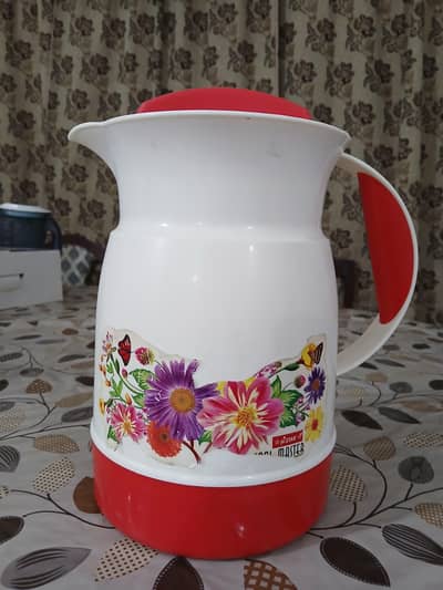 Plastic jug with thermal insulation