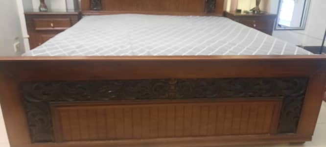 king size bed with 2 side tables and 1 dressing table.