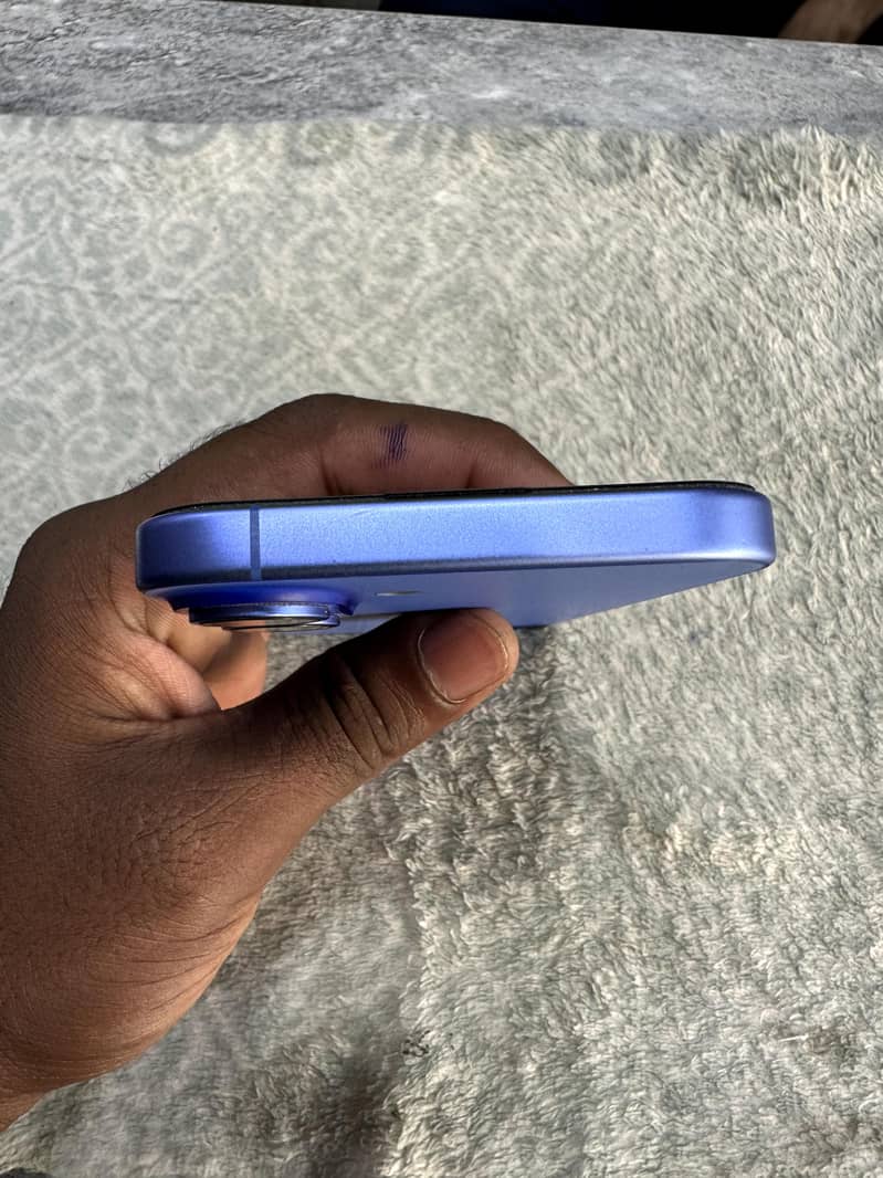 Apple iPhone 16 3