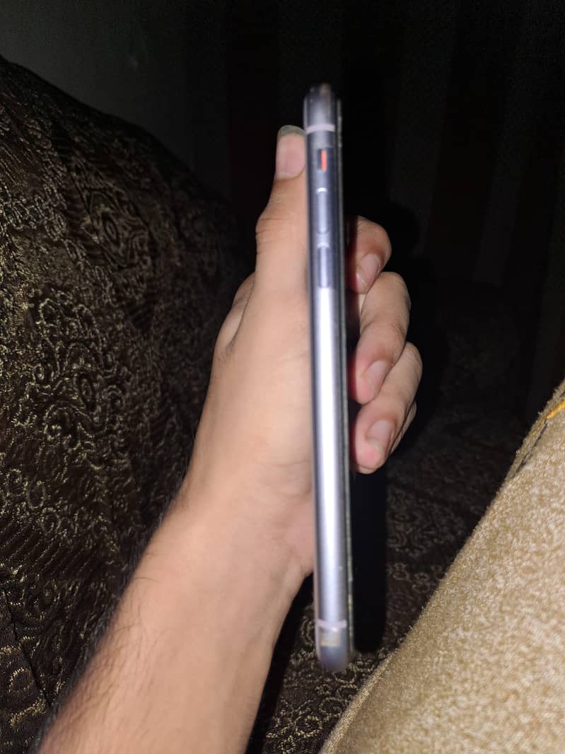 Apple iPhone 11 4