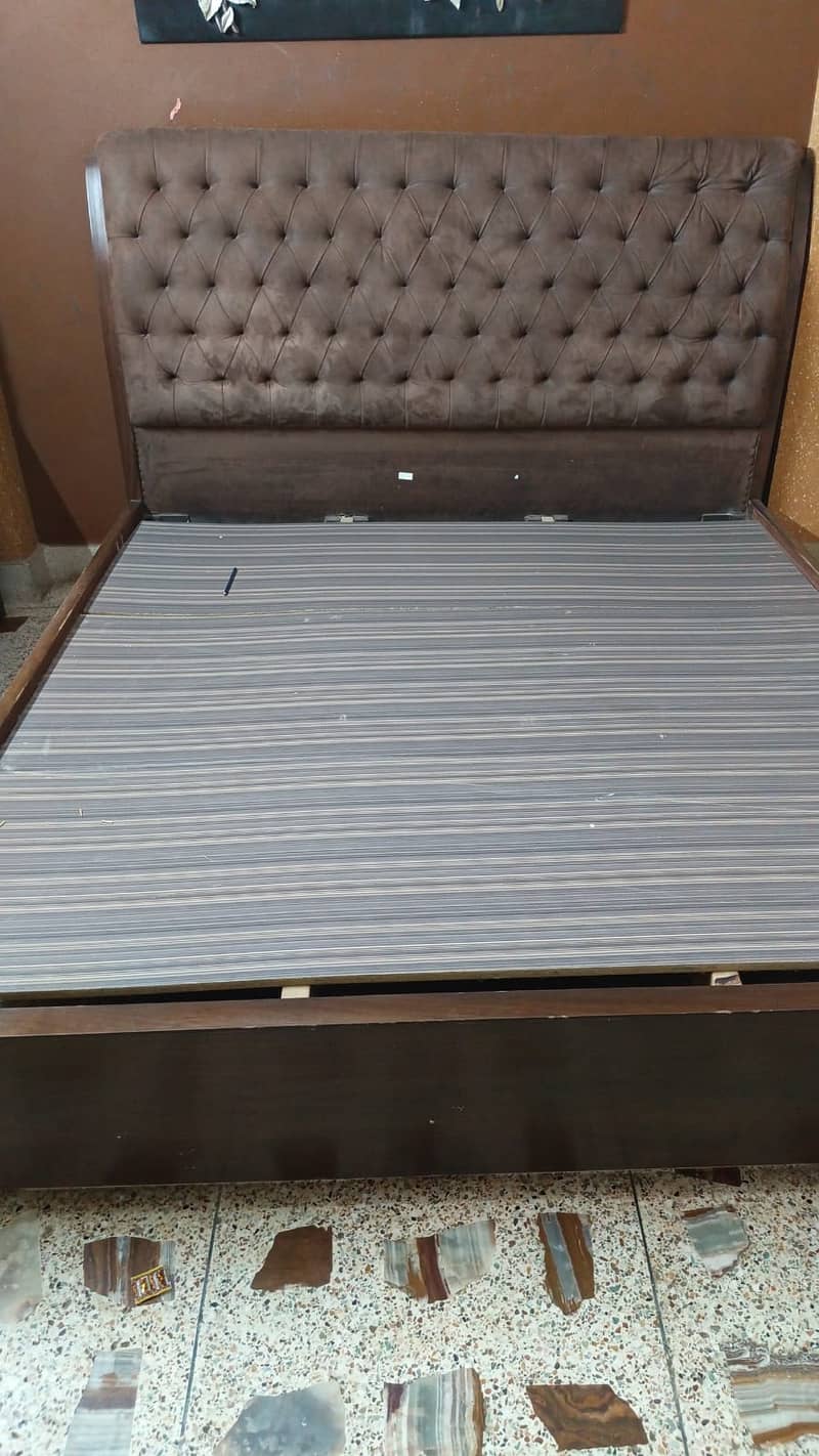 Bed and Dressing 0