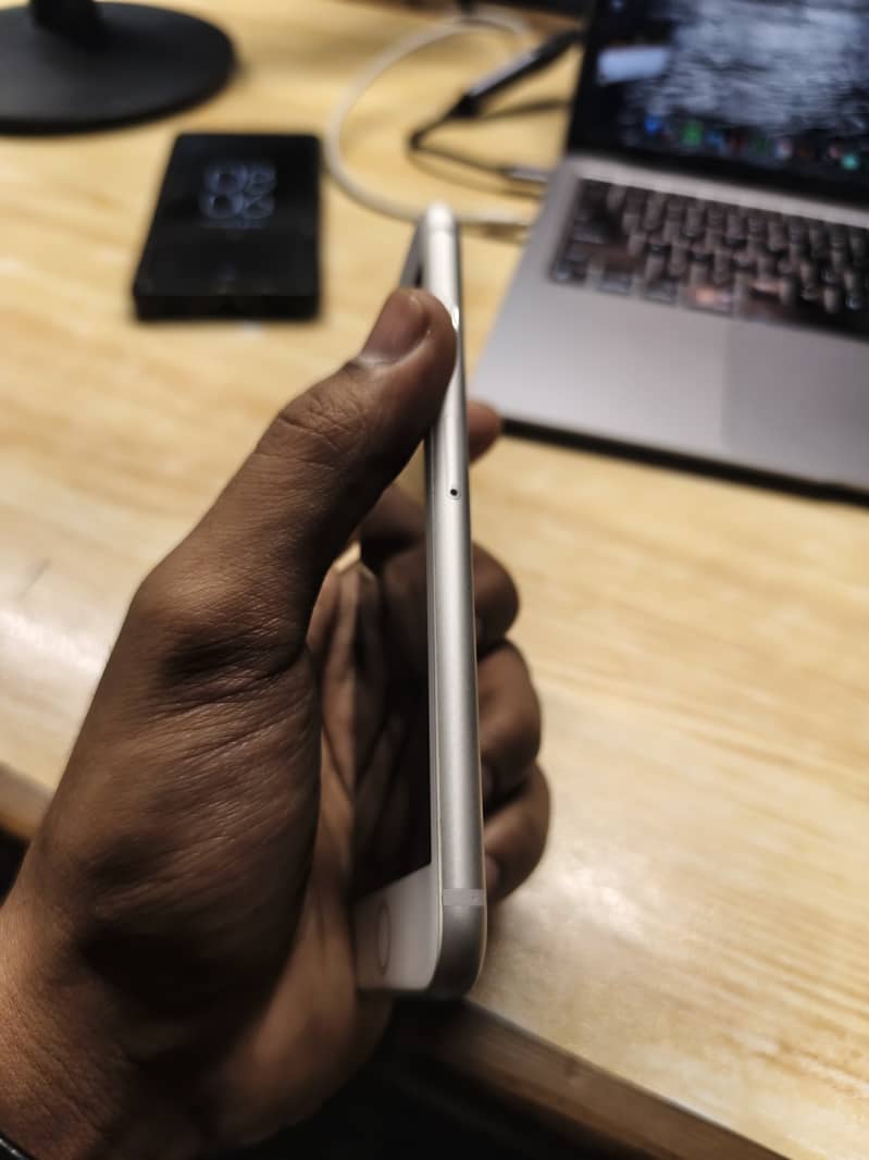Apple iPhone 8 3
