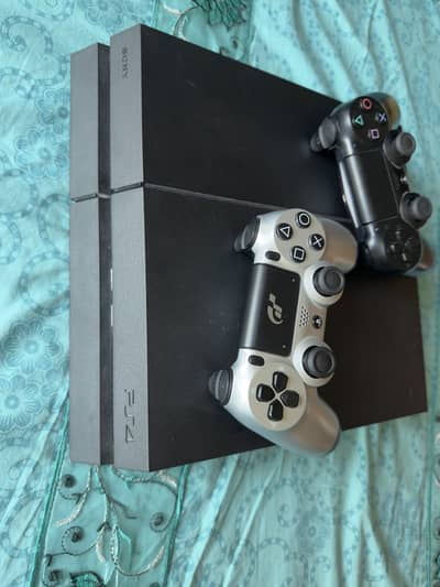 PlayStation 4 (500GB) + 2 Controllers (non jailbreak) (13.5 software)