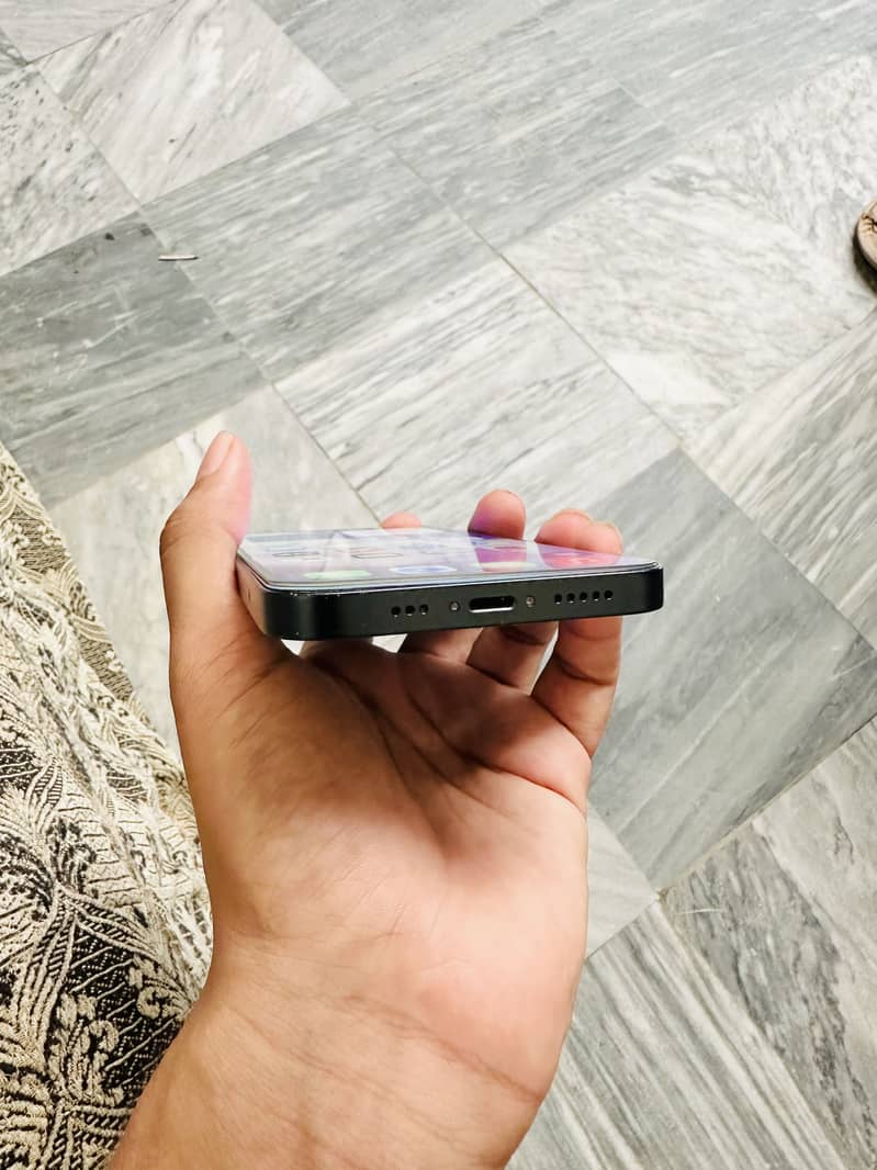 Apple iPhone 13 4