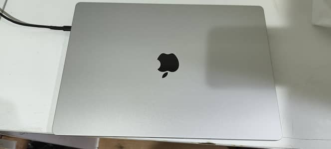 MacBook Pro M5 Max 16”128/2tb just 6cycles silver color